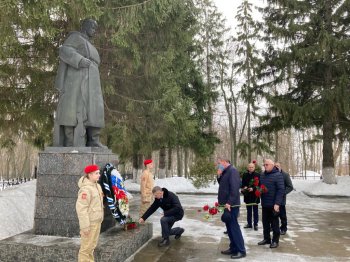 Возложение цветов Юнармия