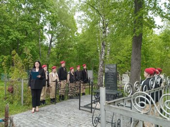 Митинг, посвящённый подвигу советских лётчиков.