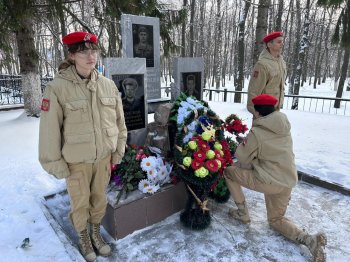 Юнармейцы возложили цветы к памятнику